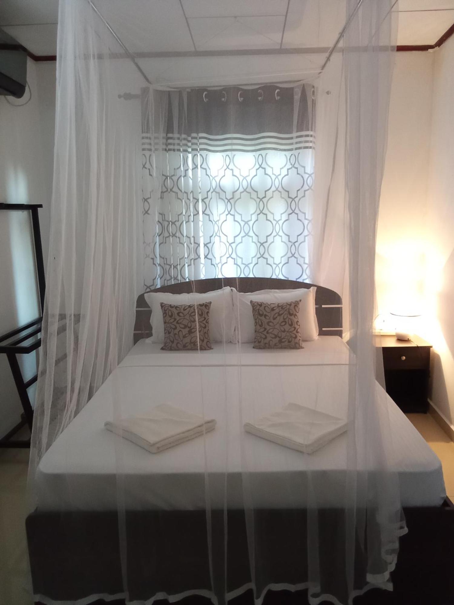 Kavee Transit Hotel Katunayaka Ngoại thất bức ảnh